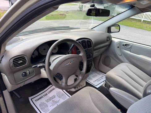 Used 2005 Chrysler Town & Country FWD image 16