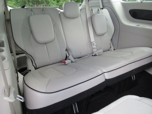 Used 2017 Chrysler Pacifica Platinum FWD image 34