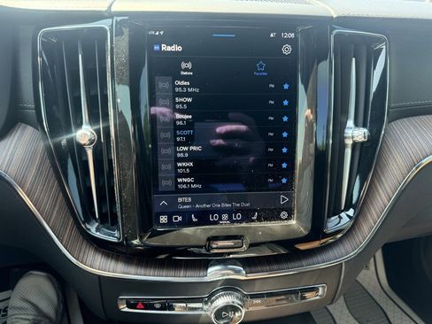 Used 2022 Volvo XC60 B6 Inscription w/ Advanced Package image 23