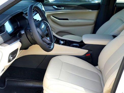 New 2025 Jeep Grand Cherokee Limited image 9