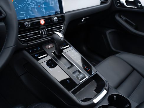 Certified 2023 Porsche Macan AWD/4WD image 22