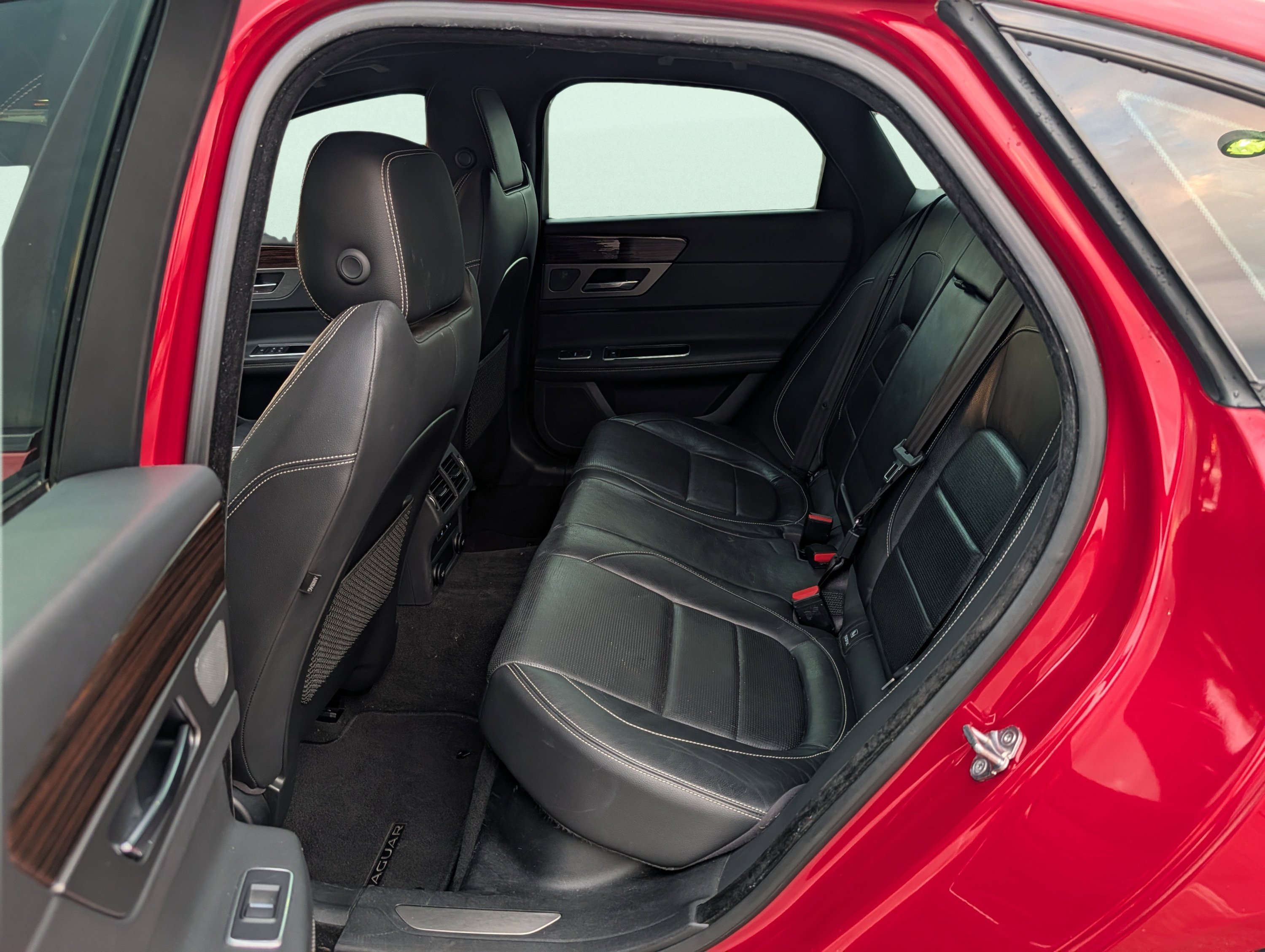 Used 2018 Jaguar XF S RWD image 18
