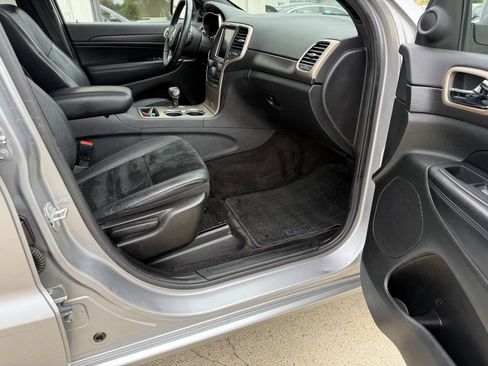 Used 2015 Jeep Grand Cherokee Altitude AWD/4WD image 11