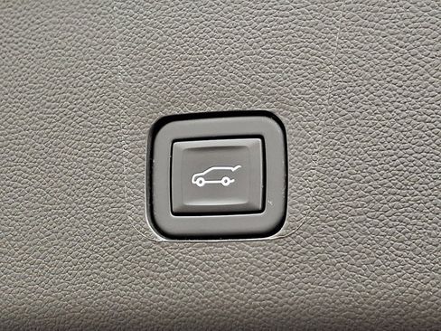 Certified 2023 Chevrolet Traverse LT image 30