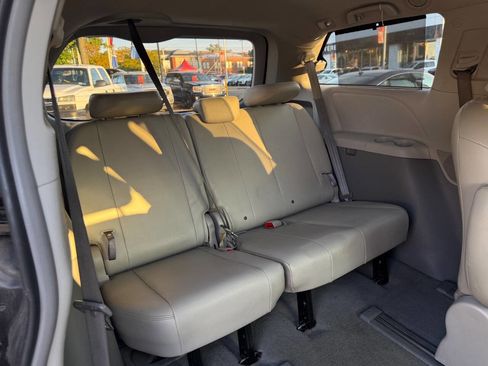 Used 2011 Toyota Sienna LE image 9