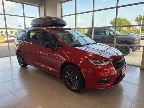 New 2025 Chrysler Pacifica Select w/ Fav Edition Package image 2