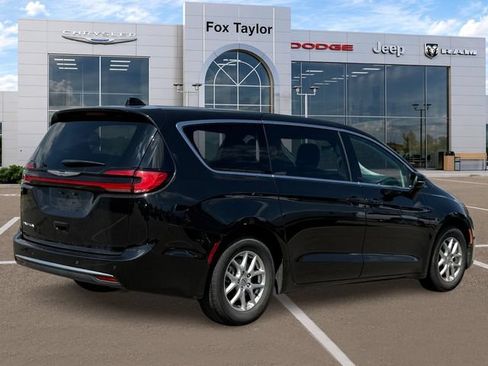 Certified 2024 Chrysler Pacifica Touring-L FWD image 4