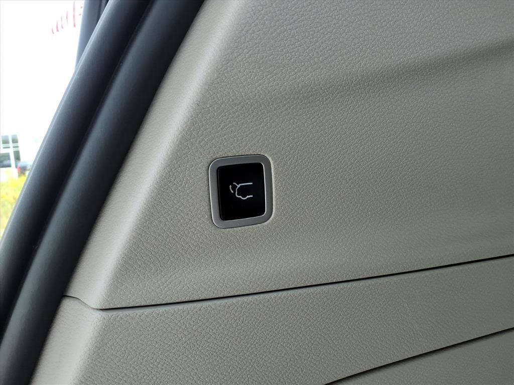 Used 2023 Chrysler Pacifica Touring-L FWD image 27