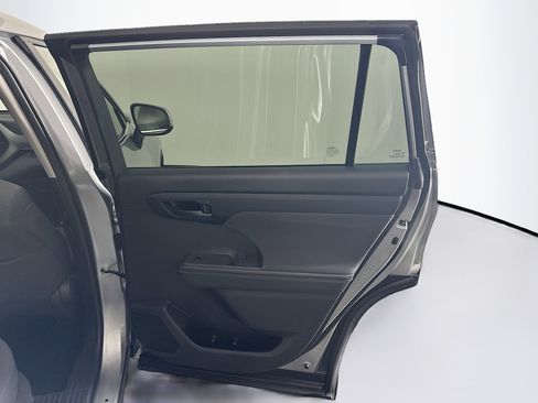 Used 2024 Toyota Highlander LE image 32