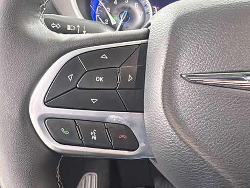 Used 2025 Chrysler Pacifica Select FWD image 24