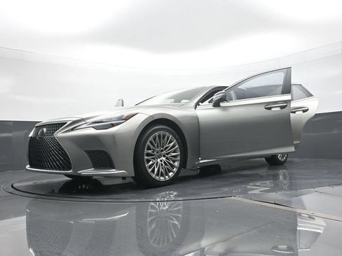 Used 2025 Lexus LS 500 w/ Accessory Package (Z1) RWD image 30