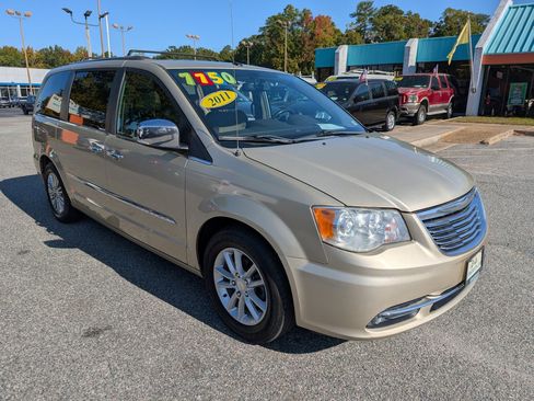 Used 2011 Chrysler Town & Country Limited w/ Trailer Tow Group image 9