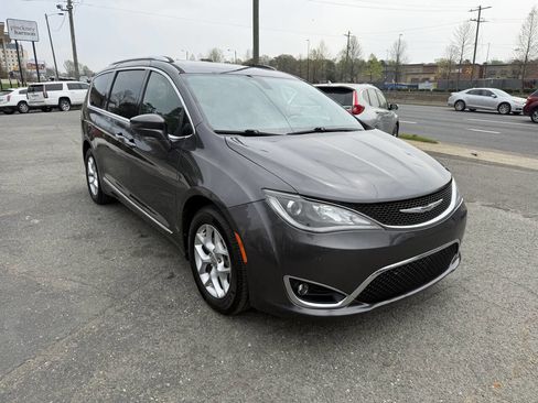 Used 2020 Chrysler Pacifica Touring-L image 4