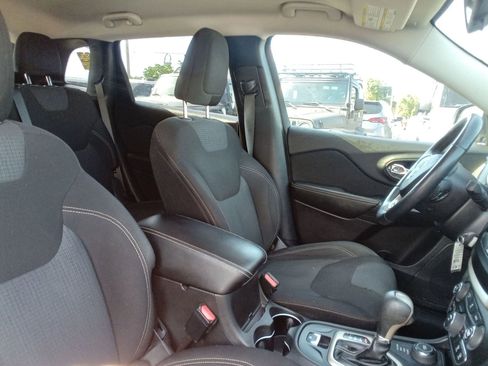 Used 2015 Jeep Cherokee Latitude AWD/4WD image 18