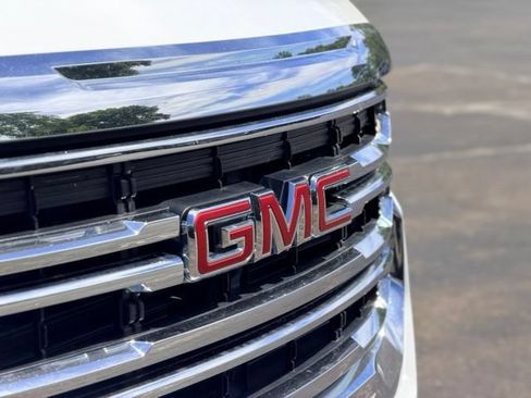 Used 2022 GMC Acadia SLE w/ Driver Convenience Package FWD image 33