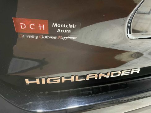 Used 2023 Toyota Highlander XLE image 7