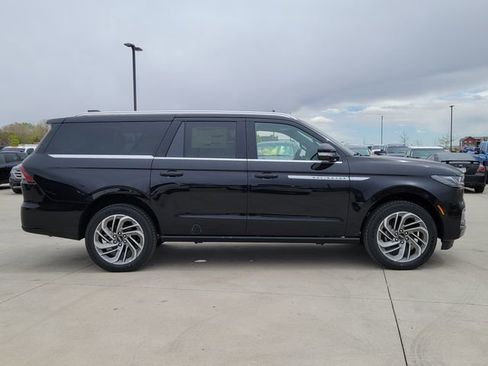 New 2026 Lincoln Navigator L Reserve AWD/4WD image 2