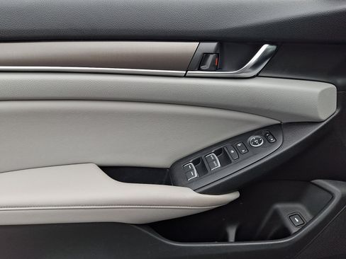 Used 2018 Honda Accord LX image 11