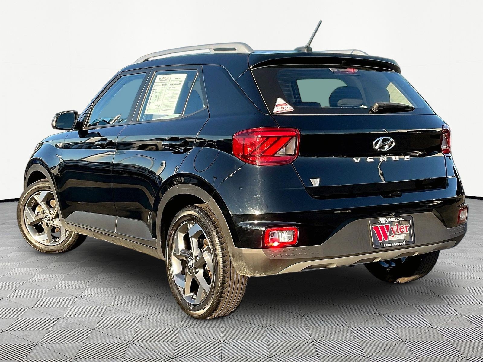 Used 2025 Hyundai Venue SEL FWD image 4