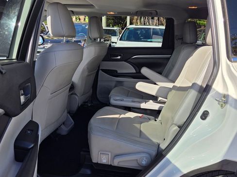 Used 2019 Toyota Highlander Limited image 10