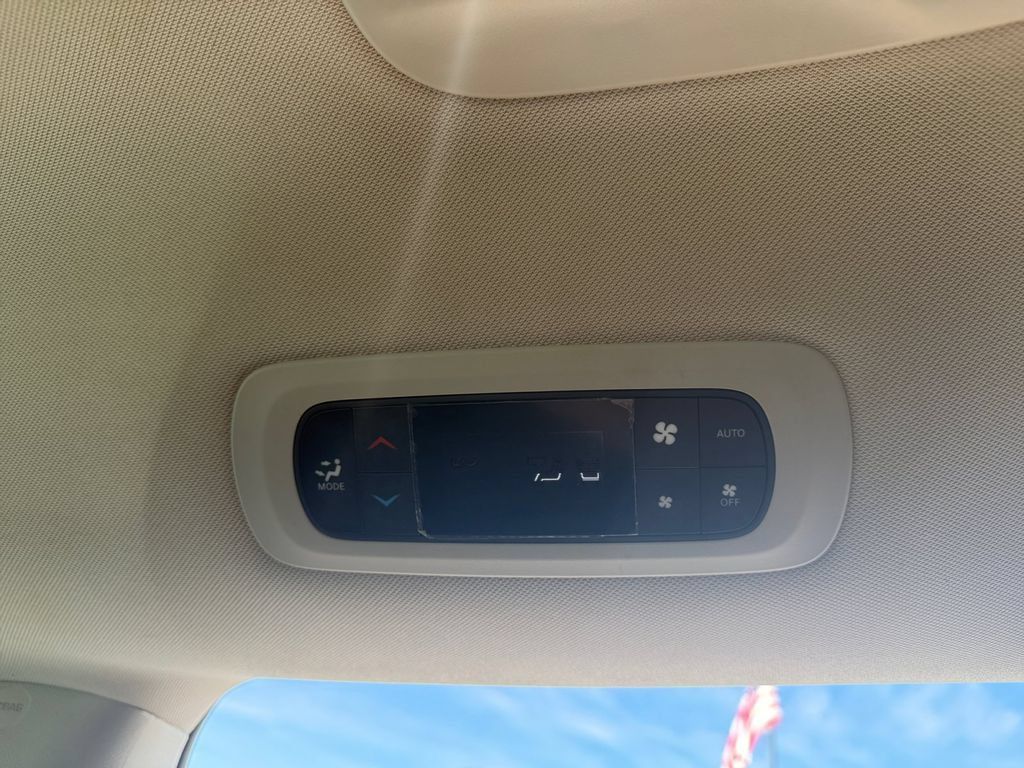 Used 2023 Chrysler Pacifica Touring-L FWD image 23