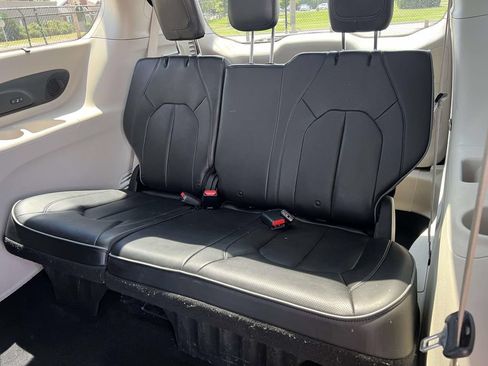 Used 2019 Chrysler Pacifica Limited FWD image 14