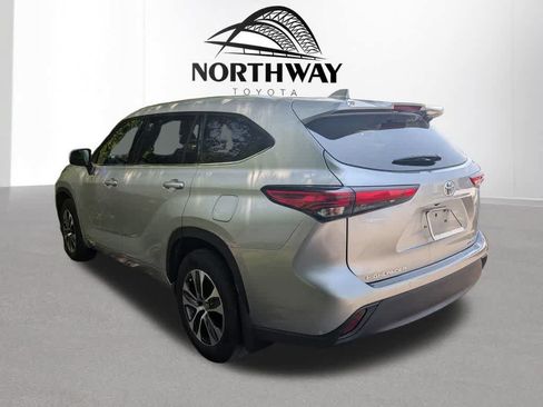 Used 2021 Toyota Highlander XLE AWD/4WD image 7