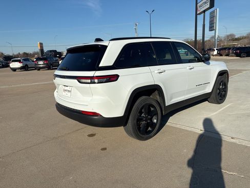 Used 2023 Jeep Grand Cherokee Altitude image 7