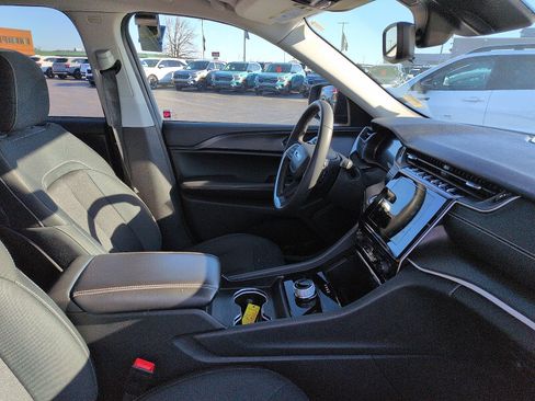 Used 2023 Jeep Grand Cherokee L Laredo image 7