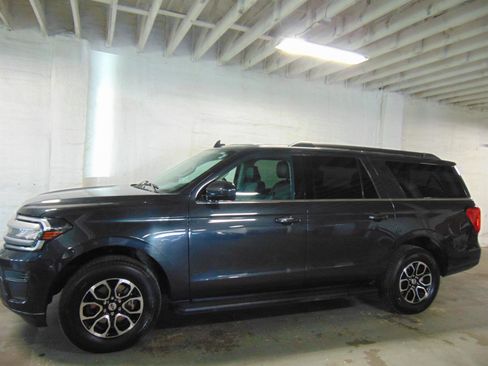 Used 2024 Ford Expedition Max XLT image 2