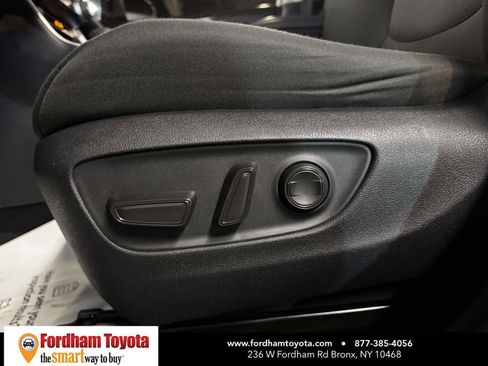 Used 2025 Toyota RAV4 XLE AWD/4WD image 17