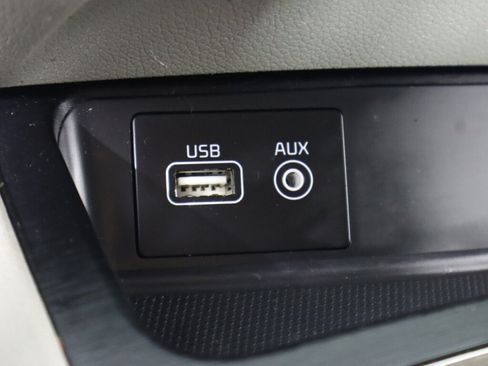 Used 2017 Kia Sedona LX w/ LX Essentials Premium Package FWD image 24