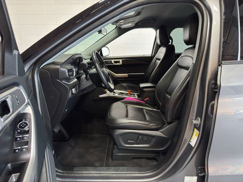 Used 2022 Ford Explorer XLT w/ Equipment Group 202A AWD/4WD image 14