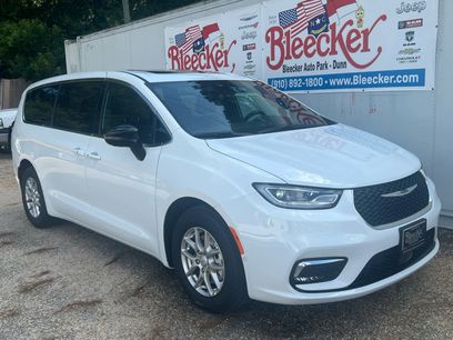 New 2025 Chrysler Pacifica Select w/ Uconnect Theater Family Group