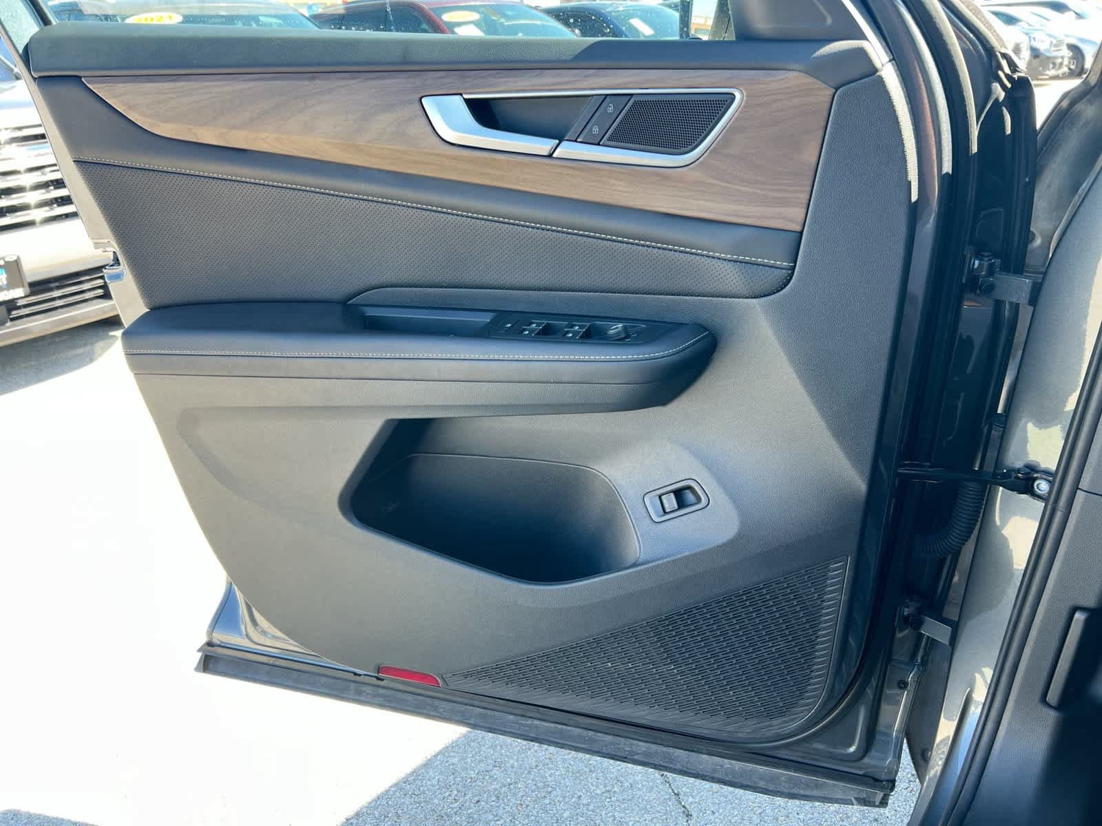 Used 2024 Volkswagen Atlas SE w/ Black Wheel Package FWD image 22