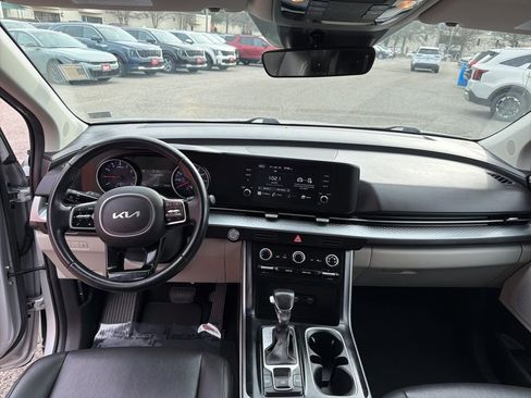 Used 2022 Kia Carnival LX image 19