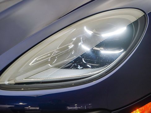 Certified 2025 Porsche Macan AWD/4WD image 11