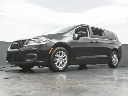 Used 2024 Chrysler Pacifica Touring-L image 54