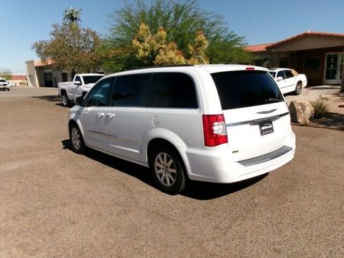 Used 2016 Chrysler Town & Country Touring FWD image 10
