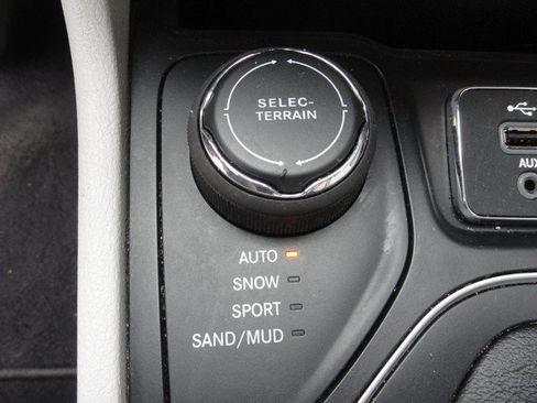 Used 2021 Jeep Cherokee Latitude Lux w/ Comfort/Convenience Group AWD/4WD image 18