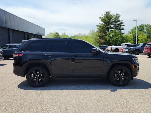 Used 2023 Jeep Grand Cherokee Limited w/ Black Appearance Package AWD/4WD image 8