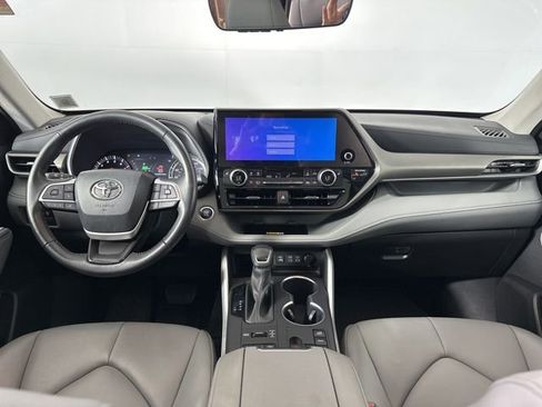 Used 2023 Toyota Highlander XLE AWD/4WD image 11