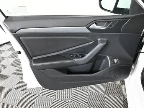 Certified 2022 Volkswagen Jetta SE image 19