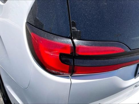 Used 2023 Chrysler Pacifica Touring-L FWD image 28