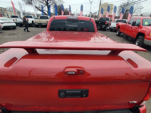 Used 2017 Toyota Tacoma TRD Sport w/ Exterior Package image 5