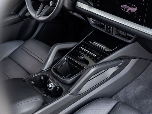 Used 2025 Porsche Cayenne Coupe image 31