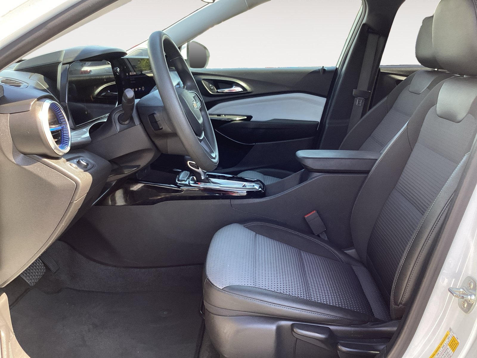 Used 2025 Chevrolet Trax LT FWD image 25