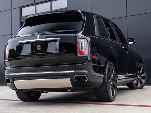 Used 2024 Rolls-Royce Cullinan image 2
