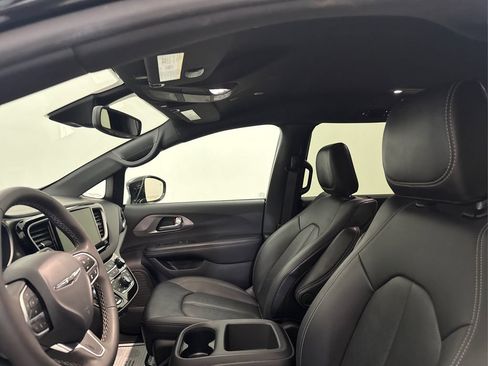 Used 2025 Chrysler Pacifica Select FWD image 30