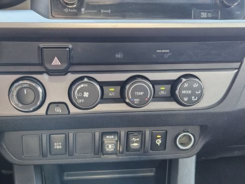 Used 2019 Toyota Tacoma TRD Off-Road AWD/4WD image 18